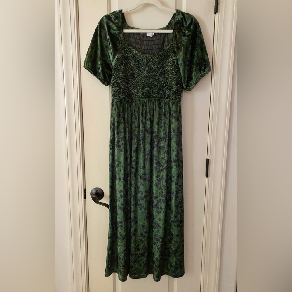 PIPER & SCOOT
The Velten Smocked Detail Maxi
Dress in Hunter Green M